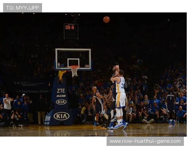 利拉德超远三分命中,密尔沃基看台直接沸腾