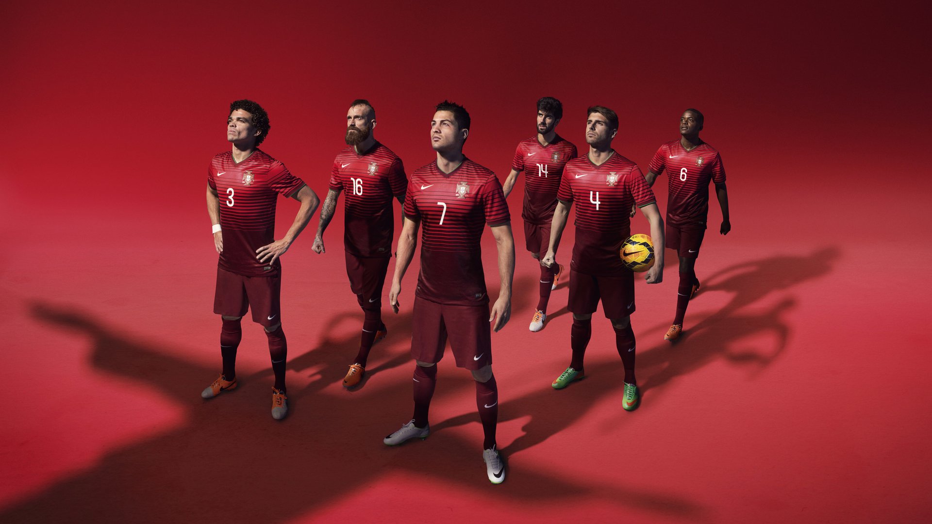 福登的助攻与得分双重威胁让对手疲于防守，福登踢什么位置